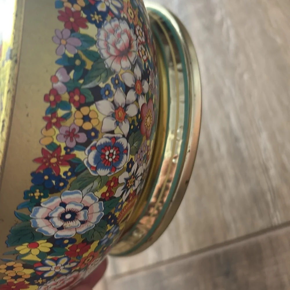Floral Decorative Tin with Lid Vintage made in England great  vintage condition